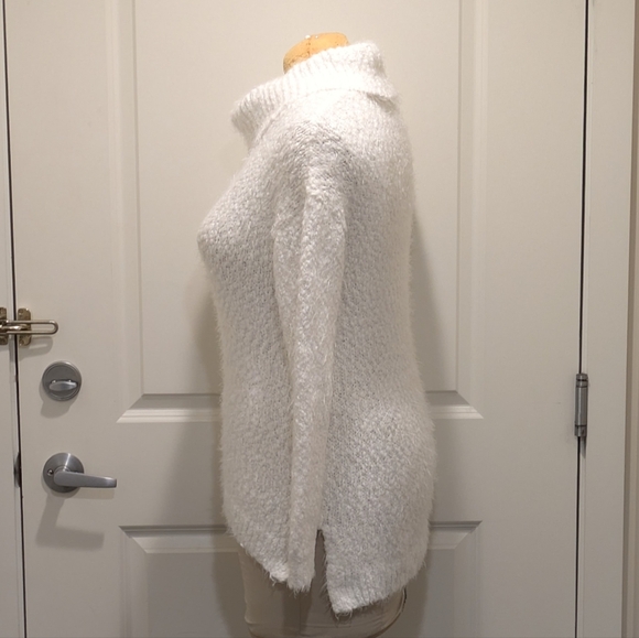 EUC Kenneth Cole Reaction M Super Soft Fuzzy White Knit Sweater - Picture 5 of 7